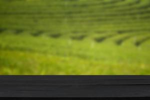 mesa de madera vacía con vista a la montaña o escritorio de madera con naturaleza de plantación con fondo de bokek, espacio de copia para su texto foto