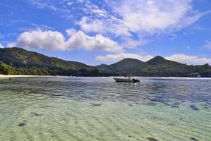 día soleado vista a la playa en las islas del paraíso seychelles foto