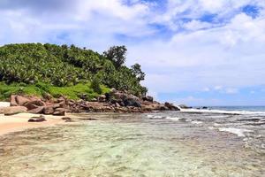 día soleado vista a la playa en las islas del paraíso seychelles foto