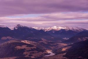 vista de las montañas de invierno foto