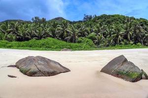 día soleado vista a la playa en las islas del paraíso seychelles foto