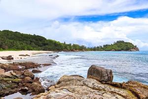 día soleado vista a la playa en las islas del paraíso seychelles foto