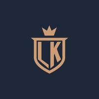 logotipo inicial del monograma lk con estilo de escudo y corona vector