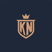 logotipo inicial del monograma kn con estilo de escudo y corona vector