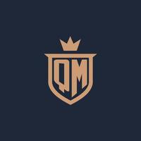 logotipo inicial del monograma qm con estilo de escudo y corona vector