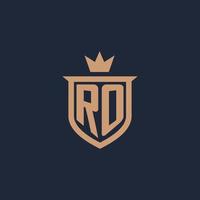 logotipo inicial del monograma ro con estilo de escudo y corona vector