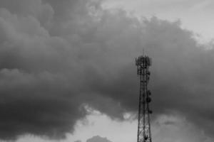 torre de señal y tormenta foto