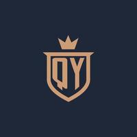 logotipo inicial del monograma qy con estilo de escudo y corona vector