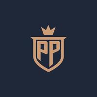 logotipo inicial del monograma pp con estilo de escudo y corona vector