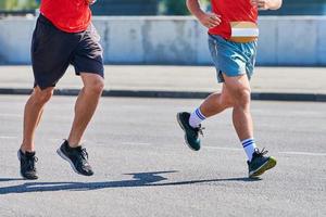 hombres corriendo en la carretera foto