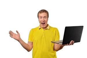 Sorprendido hombre feliz sosteniendo un portátil en la mano aislado de fondo blanco, feliz hombre exitoso foto