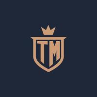 logotipo inicial del monograma tm con estilo de escudo y corona vector