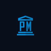 monograma del logotipo inicial de pm con vector de diseño de icono de edificio de juzgado simple