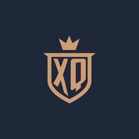 logotipo inicial del monograma xq con estilo de escudo y corona vector