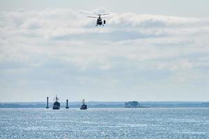 acorazados barcos de guerra corbeta durante ejercicios navales y maniobras de helicópteros sobre el mar, barcos de guerra foto