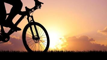 silueta de bicicleta de montaña con hermosas vistas. foto