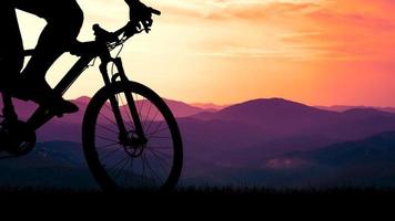 silueta de bicicleta de montaña con hermosas vistas. foto