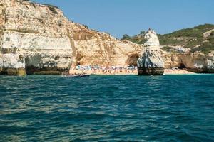 vista desde el barco de la hermosa costa del algarve en el sur de portugal durante un día soleado foto