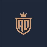 logotipo inicial del monograma aq con estilo de escudo y corona vector