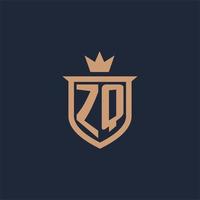 logotipo inicial del monograma zq con estilo de escudo y corona vector