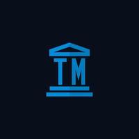 monograma del logotipo inicial de tm con vector de diseño de icono de edificio de juzgado simple