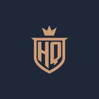 logotipo inicial del monograma hq con estilo de escudo y corona vector