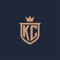 logotipo inicial del monograma kc con estilo de escudo y corona vector