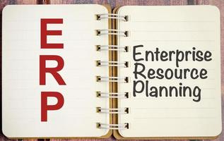 erp - palabras de planificación de recursos empresariales en el cuaderno foto