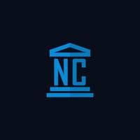 monograma del logotipo inicial de nc con vector de diseño de icono de edificio de juzgado simple