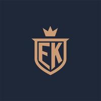 logotipo inicial del monograma ek con estilo de escudo y corona vector