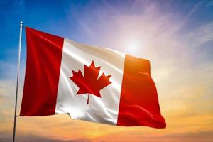 la bandera nacional de Canadá está aislada. ondeando la bandera canadiense. bandera textil canadiense ondeando. bandera canadiense. hoja de arce foto