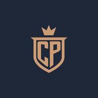 logotipo inicial del monograma cp con estilo de escudo y corona vector