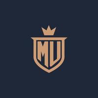 logotipo inicial del monograma mu con estilo de escudo y corona vector