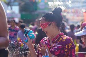 siam square, bangkok, tailandia - 13 de abril de 2019 una breve acción de personas se une a las celebraciones del año nuevo tailandés o songkran en siam square. foto