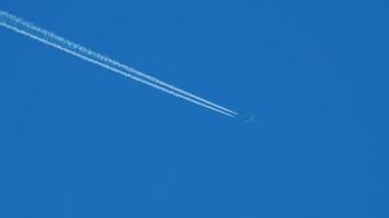 widebody vliegtuig vliegend Bij hoog hoogte met contrail video