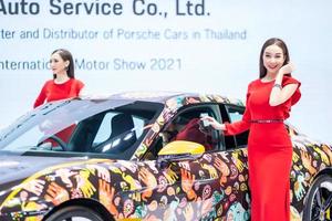 nonthaburi, tailandia - 27 de marzo de 2021 modelo no identificado posa con un automóvil en el 42.º salón del automóvil internacional de bangkok tailandia 2021 en impact arena foto