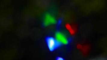 rgb colore nel scuro. splendore nel scuro. rotazione di luminosa luci. sfocata sfondo colore musica. video