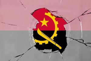 3d bandera de angola en vidrio foto