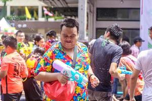 siam square, bangkok, tailandia - 13 de abril de 2019 una breve acción de personas se une a las celebraciones del año nuevo tailandés o songkran en siam square. foto