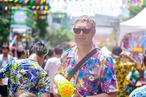 siam square, bangkok, tailandia - 13 de abril de 2019 una breve acción de personas se une a las celebraciones del año nuevo tailandés o songkran en siam square. foto