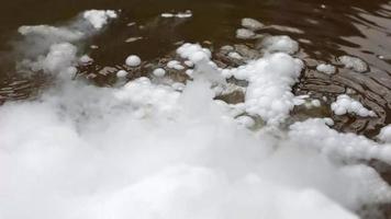 Trockeneis in Wasser. Ein großer Eisblock verdunstet an der Luft. Dampf aus einem chemischen Prozess. video