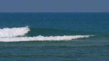 vista de un mar azul transparente con hermosas olas en un día soleado en verano. paisaje tropical desde el aire del océano con agua azul. vista de la playa de arena video