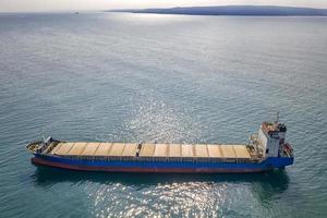 gran barco vacío en el mar. vista superior aérea de la navegación de importación-exportación de buques de carga. foto