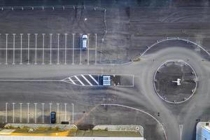 vista aérea abstracta desde un dron de la carretera de cruce circular y el estacionamiento de automóviles foto