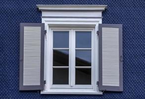 antigua ventana de madera con persianas. nadie. vista frontal. estilo pasado de moda. foto