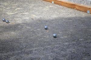 bolas de petanca en el campo de juego, la bola de petanca es de hierro para tirar en el momento de relajarse foto