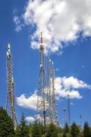 torres de comunicación con dispositivos de control y antenas, transmisores y repetidores para comunicaciones móviles foto