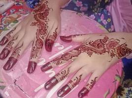 hermosa henna para preparar el día de la boda foto