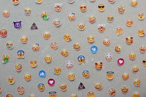 ternopil, ucrania - 8 de mayo de 2022 gran conjunto de pegatinas con emoji caras amarillas. emoji es un pictograma o una carita incrustada en el texto y se usa en mensajes electrónicos y páginas web foto