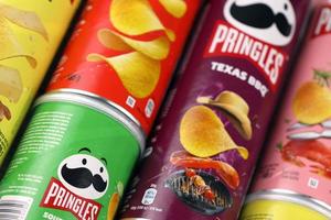 ternopil, ucrania - 24 de abril de 2022 producto pringles con nuevo logotipo. pringles es una marca de papas fritas propiedad de la compañía kellogg foto